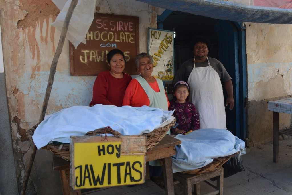 Lo que en su juventud fue su tabla de salvación se convirtió en su medio de vida permanente. Rosa crió a sus cuatro hijos con este negocio y todos aprendieron la receta familiar. Incluso en La Paz y Santa Cruz se comercializan las jawitas irupaneñas preparadas por sus familiares.