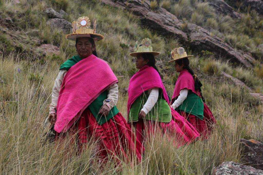 Mujeres de Andamarca durante la danza Tituri . Foto: Satori Gigie / Bithumano
