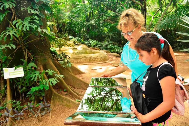 Amor por la naturaleza. Rebeca es una amante de la naturaleza gracias a la influencia de su abuelo, don Isaac Attíe, quien llegó a Tarija desde Israel y fue alcalde de esa ciudad por 18 años.