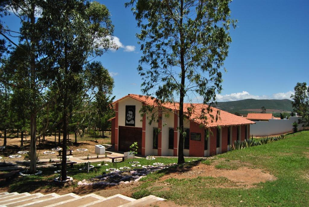 El Mausoleo se levanta sobre el antiguo aeródromo donde aterrizaban los aviones del LAB y Panagra.