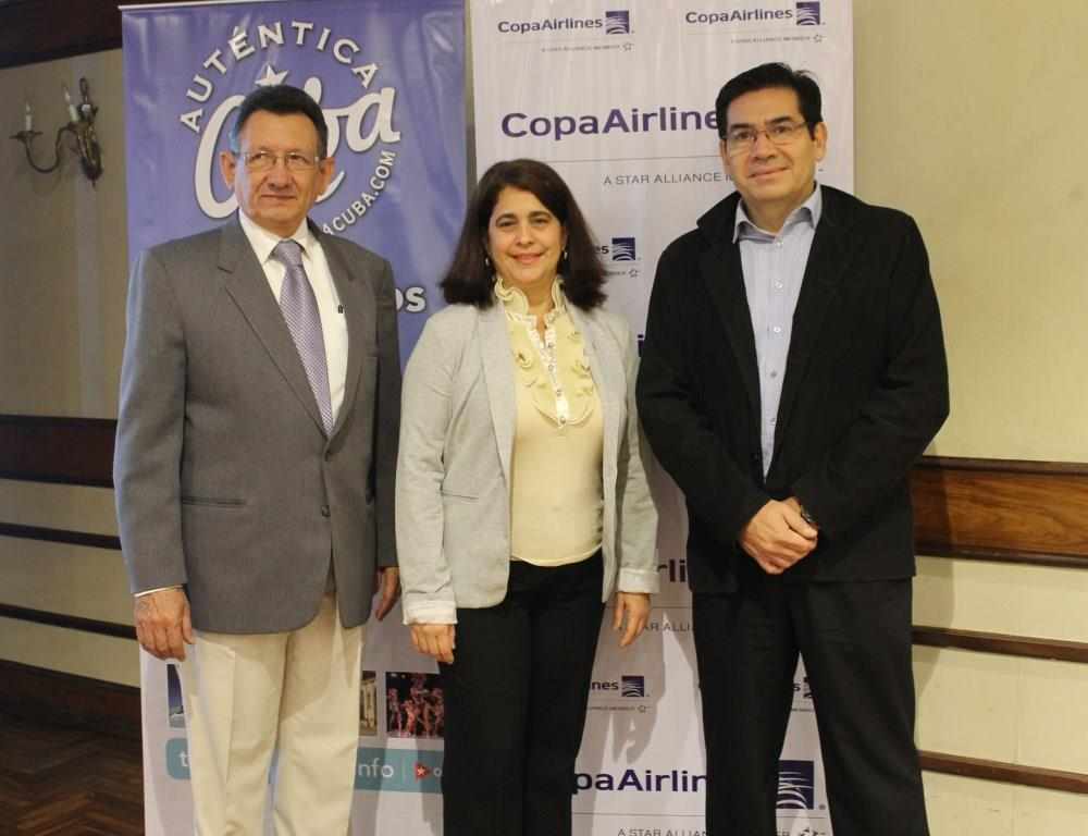 Raúl Castro, Cónsul de Cuba para Bolivia, Niurka Martínez, Consejera de la Embajada de Cuba para el turismo del Cono Sur, y Samuel Oña, ejecutivo comercial Copa Air.