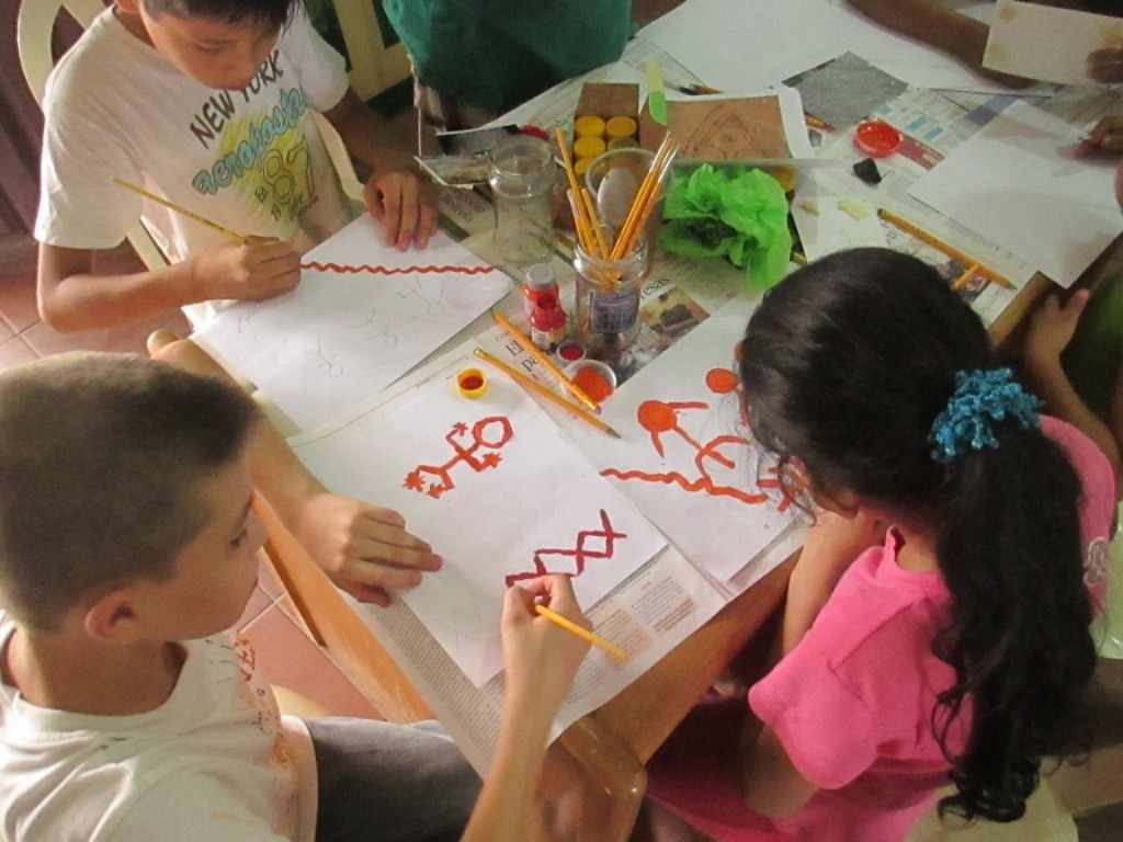 actividad creativa con los ninos sobre el arte rupestre de la region