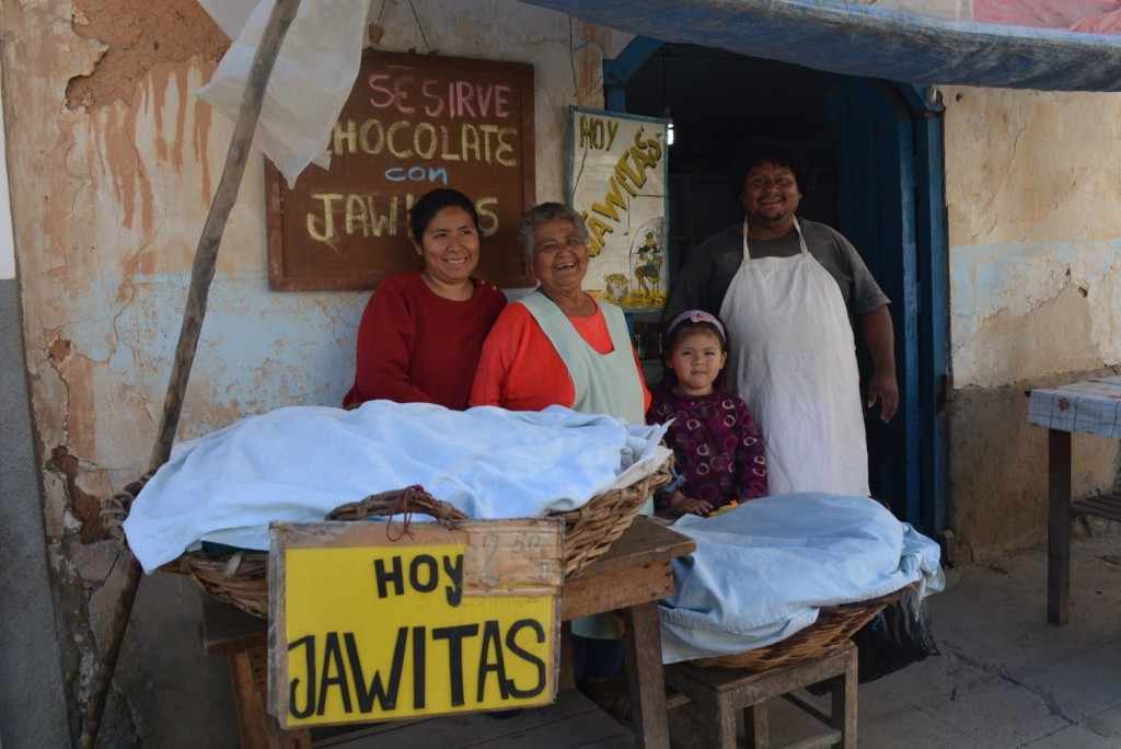 Lo que en su juventud fue su tabla de salvación se convirtió en su medio de vida permanente. Rosa crió a sus cuatro hijos con este negocio y todos aprendieron la receta familiar. Incluso en La Paz y Santa Cruz se comercializan las jawitas irupaneñas preparadas por sus familiares. 