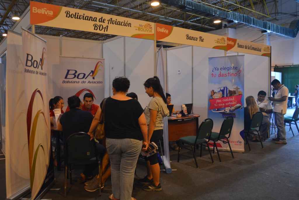Empresas aéreas y entidades financieras también estuvieron presentes con ofertas para los visitantes.
